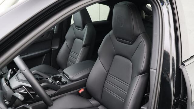 Porsche CAYENNE Coupé 3.0 E-Hybrid Black Edition SportDesign | InnoDrive | Soft-Close | Bijrijdersdisplay | Trekhaak | Sportuitlaat | BOSE Sound | Panoramadak