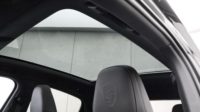 Porsche CAYENNE Coupé 3.0 E-Hybrid Black Edition SportDesign | InnoDrive | Soft-Close | Bijrijdersdisplay | Trekhaak | Sportuitlaat | BOSE Sound | Panoramadak