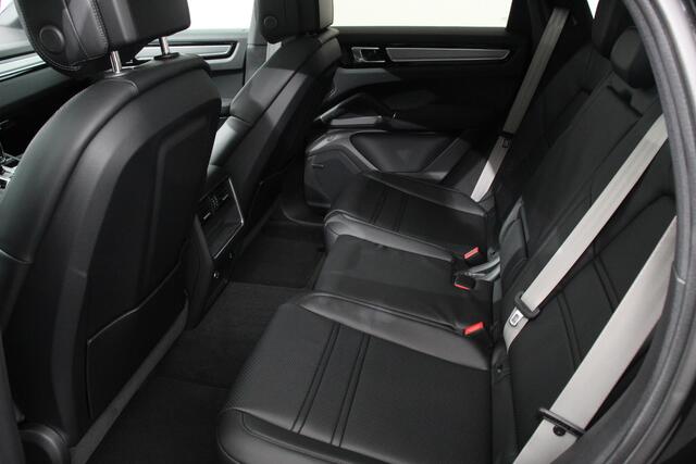 Porsche CAYENNE Coupé 3.0 E-Hybrid 462pk Platinum Edition DEMO! Luchtvering Leder Panoramadak Camera Navigatie Elektrisch bedienbare achterklep Apple Carplay/ Android Auto Sfeerverlichting Cruise control