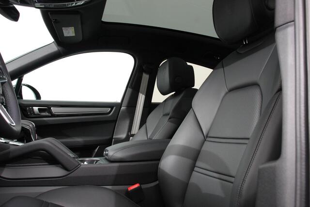 Porsche CAYENNE Coupé 3.0 E-Hybrid 462pk Platinum Edition DEMO! Luchtvering Leder Panoramadak Camera Navigatie Elektrisch bedienbare achterklep Apple Carplay/ Android Auto Sfeerverlichting Cruise control