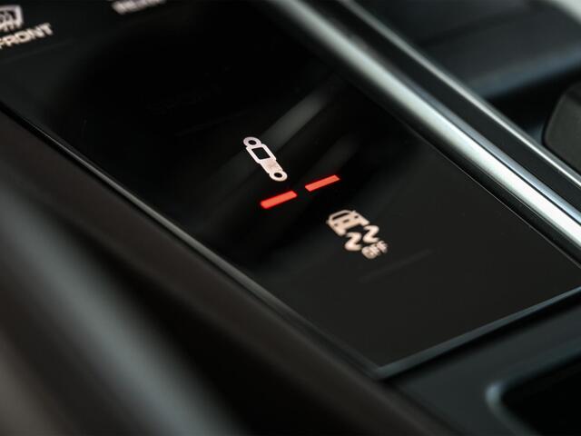Porsche CAYENNE 3.0 E-Hybrid NL-Auto | Panoramadak | Bose | 360 Camera | Soft Close | Sport Chrono | 14-Wegs Memory Seats | Ambiance Interieur | Luchtvering | Stoelverwarming |