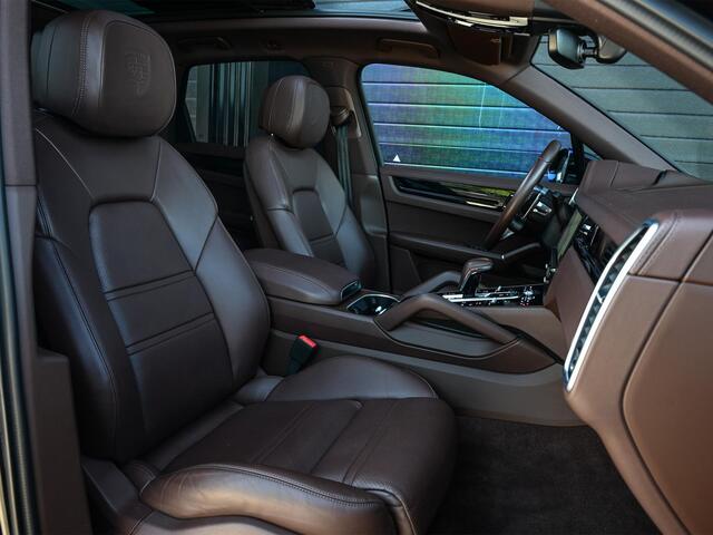 Porsche CAYENNE 3.0 E-Hybrid NL-Auto | Panoramadak | Bose | 360 Camera | Soft Close | Sport Chrono | 14-Wegs Memory Seats | Ambiance Interieur | Luchtvering | Stoelverwarming |