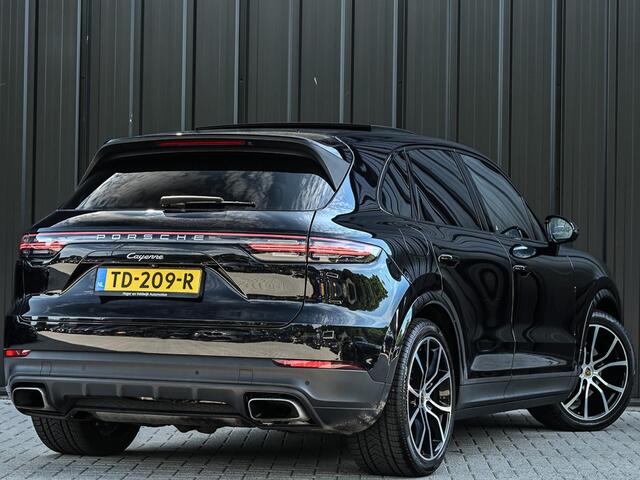 Porsche CAYENNE 3.0 E-Hybrid NL-Auto | Panoramadak | Bose | 360 Camera | Soft Close | Sport Chrono | 14-Wegs Memory Seats | Ambiance Interieur | Luchtvering | Stoelverwarming |