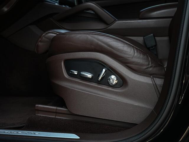 Porsche CAYENNE 3.0 E-Hybrid NL-Auto | Panoramadak | Bose | 360 Camera | Soft Close | Sport Chrono | 14-Wegs Memory Seats | Ambiance Interieur | Luchtvering | Stoelverwarming |