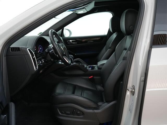 Porsche CAYENNE 3.0 E-Hybrid |sportdesign|krijt|panoramadak|Bose|PASM|sportuitlaat|memory|Apple Carplay|blind spot|PDLS|360 camera|stoelverwarming|22" sport classic|