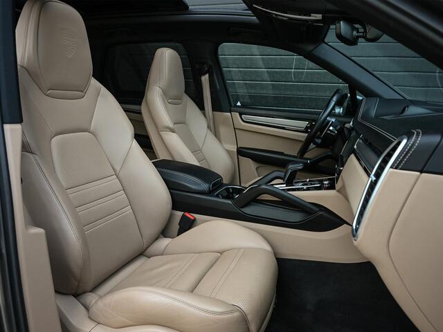 Porsche CAYENNE 3.0 E-Hybrid NL-Auto | Dealeronderhouden | Panoramadak | 18 Wegs Memory Seats | Bose | 360 Camera | HUD | Achterasbesturing | Sport Chrono | Luchtvering | Soft Close | Ambiance Interieur |