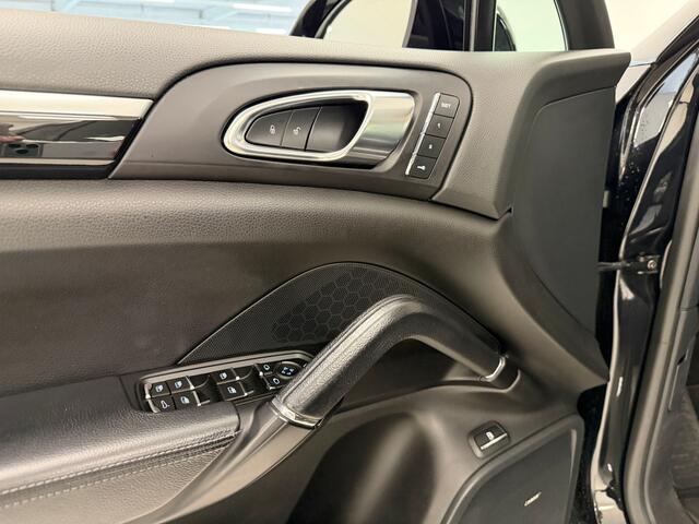 Porsche CAYENNE 3.0 S E-Hybrid Platinum Edition | Dealer ond. | Org. NL | Apple Carplay | Trekhaak |