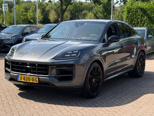 Porsche CAYENNE Coupé 3.0 E-Hybrid / SOH 91,4% / Trekhaak / Panoramadak / 360Camera / Head-up / Passenger Display / Keyless / Sportdesign+Chrono / 22'' / Keyless / Laser LED / Sportuitlaat / Bose / Stoelventilatie+Verwarmd