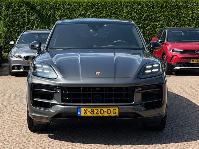Porsche CAYENNE Coupé 3.0 E-Hybrid / SOH 91,4% / Trekhaak / Panoramadak / 360Camera / Head-up / Passenger Display / Keyless / Sportdesign+Chrono / 22'' / Keyless / Laser LED / Sportuitlaat / Bose / Stoelventilatie+Verwarmd