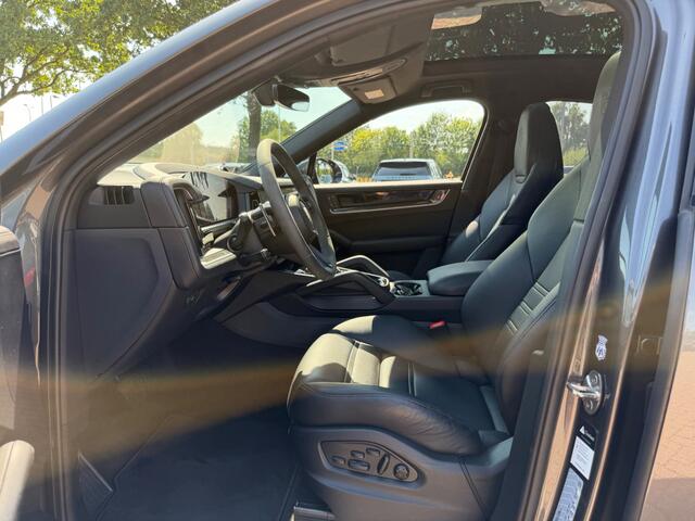 Porsche CAYENNE Coupé 3.0 E-Hybrid / SOH 91,4% / Trekhaak / Panoramadak / 360Camera / Head-up / Passenger Display / Keyless / Sportdesign+Chrono / 22'' / Keyless / Laser LED / Sportuitlaat / Bose / Stoelventilatie+Verwarmd