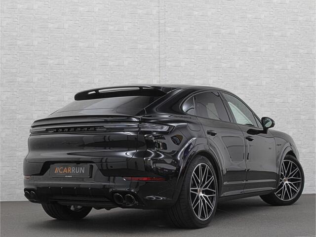 Porsche CAYENNE Coupé 3.0 E-Hybrid | Passenger Display | 360 Camera | Sport-Design | ACC | Sport-Chrono | Soft-Close | BOSE | Panorama | Trekhaak 3500kg trekgewicht | 4-Zone Clima | Matrix-LED | Keyless-Entry | Sfeerverlichting | Luchtvering | 22 Inch | Leder Dashboard |