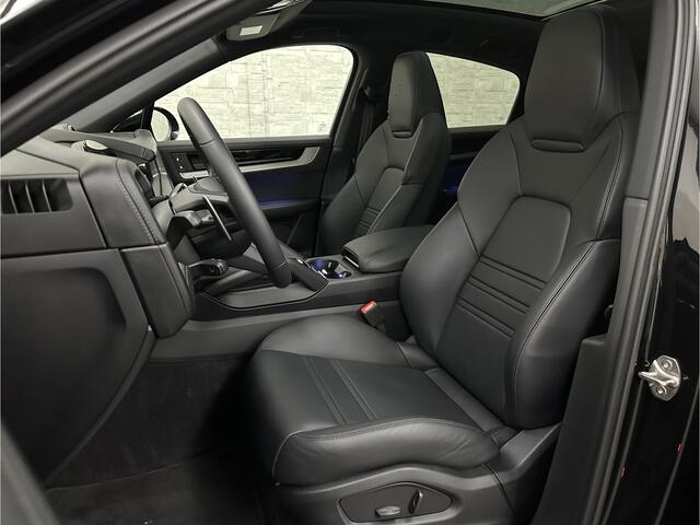 Porsche CAYENNE Coupé 3.0 E-Hybrid | Passenger Display | 360 Camera | Sport-Design | ACC | Sport-Chrono | Soft-Close | BOSE | Panorama | Trekhaak 3500kg trekgewicht | 4-Zone Clima | Matrix-LED | Keyless-Entry | Sfeerverlichting | Luchtvering | 22 Inch | Leder Dashboard |