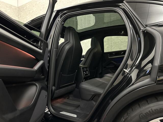 Porsche CAYENNE Coupé 3.0 E-Hybrid | Passenger Display | 360 Camera | Sport-Design | ACC | Sport-Chrono | Soft-Close | BOSE | Panorama | Trekhaak 3500kg trekgewicht | 4-Zone Clima | Matrix-LED | Keyless-Entry | Sfeerverlichting | Luchtvering | 22 Inch | Leder Dashboard |
