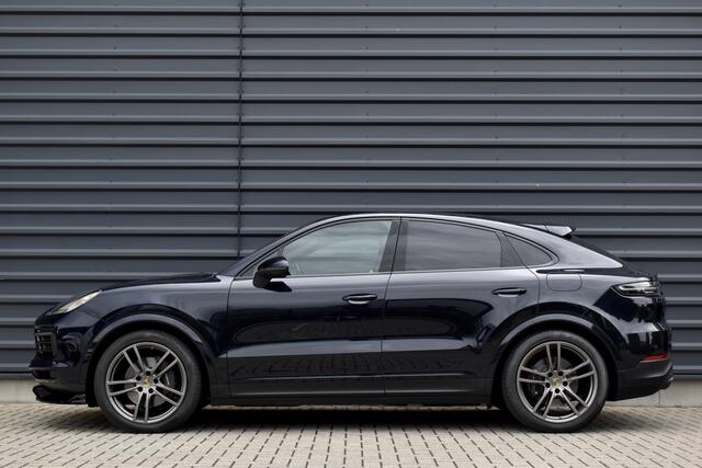 Porsche CAYENNE Coupé 3.0 E-Hybrid 462pk Sport Chrono | Pano | 360 Camera | 21'' Wielen | Luchtvering | Stuurverwarming | Stoel + Achterbankverwarming | LED Achterlichten donker |