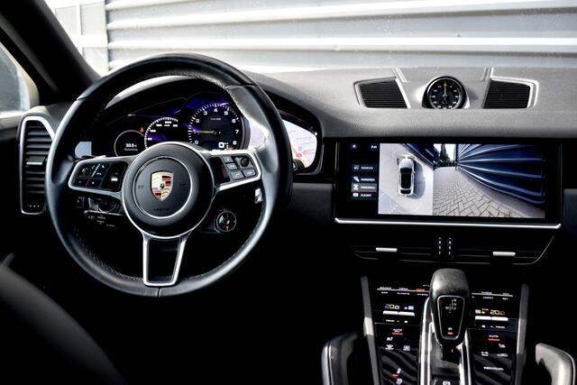 Porsche CAYENNE Coupé 3.0 E-Hybrid 462pk Sport Chrono | Pano | 360 Camera | 21'' Wielen | Luchtvering | Stuurverwarming | Stoel + Achterbankverwarming | LED Achterlichten donker |