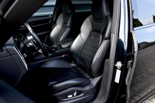 Porsche CAYENNE Coupé 3.0 E-Hybrid 462pk Sport Chrono | Pano | 360 Camera | 21'' Wielen | Luchtvering | Stuurverwarming | Stoel + Achterbankverwarming | LED Achterlichten donker |