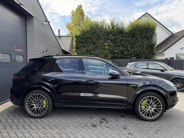 Porsche CAYENNE 3.0 E-Hybrid Sport Chrono | Panoramadak | Camera | Bose | Elektrische Trekhaak | Elektrische Achterklep |
