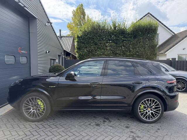 Porsche CAYENNE 3.0 E-Hybrid Sport Chrono | Panoramadak | Camera | Bose | Elektrische Trekhaak | Elektrische Achterklep |