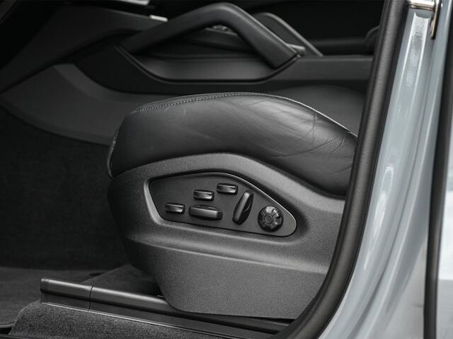 Porsche CAYENNE Coupé 3.0 E-Hybrid Sport Design | NL-Auto | Sportuitlaat | Panoramadak | 18 Wegs Memory Seats | 4-Wiel Besturing | 360 Camera | Adaptive Cruise | Stoelverwarming + Ventilatie | Bose | Luchtvering | Sport Chrono | Interieurpakket Carbon | Soft Close |
