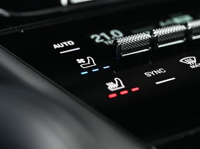 Porsche CAYENNE Coupé 3.0 E-Hybrid Sport Design | NL-Auto | Sportuitlaat | Panoramadak | 18 Wegs Memory Seats | 4-Wiel Besturing | 360 Camera | Adaptive Cruise | Stoelverwarming + Ventilatie | Bose | Luchtvering | Sport Chrono | Interieurpakket Carbon | Soft Close |