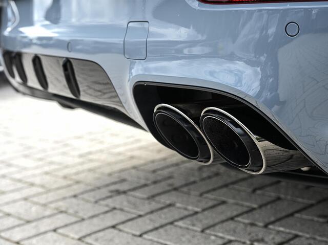 Porsche CAYENNE Coupé 3.0 E-Hybrid Sport Design | NL-Auto | Sportuitlaat | Panoramadak | 18 Wegs Memory Seats | 4-Wiel Besturing | 360 Camera | Adaptive Cruise | Stoelverwarming + Ventilatie | Bose | Luchtvering | Sport Chrono | Interieurpakket Carbon | Soft Close |