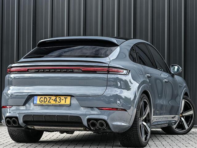 Porsche CAYENNE Coupé 3.0 E-Hybrid Sport Design | NL-Auto | Sportuitlaat | Panoramadak | 18 Wegs Memory Seats | 4-Wiel Besturing | 360 Camera | Adaptive Cruise | Stoelverwarming + Ventilatie | Bose | Luchtvering | Sport Chrono | Interieurpakket Carbon | Soft Close |