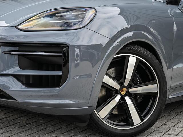Porsche CAYENNE Coupé 3.0 E-Hybrid Sport Design | NL-Auto | Sportuitlaat | Panoramadak | 18 Wegs Memory Seats | 4-Wiel Besturing | 360 Camera | Adaptive Cruise | Stoelverwarming + Ventilatie | Bose | Luchtvering | Sport Chrono | Interieurpakket Carbon | Soft Close |