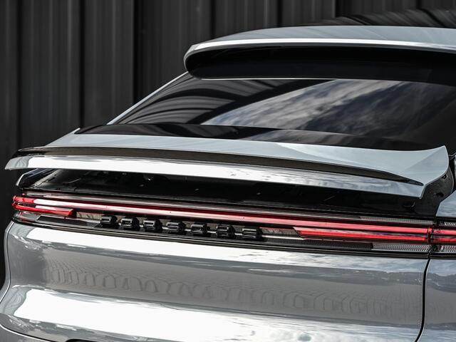 Porsche CAYENNE Coupé 3.0 E-Hybrid Sport Design | NL-Auto | Sportuitlaat | Panoramadak | 18 Wegs Memory Seats | 4-Wiel Besturing | 360 Camera | Adaptive Cruise | Stoelverwarming + Ventilatie | Bose | Luchtvering | Sport Chrono | Interieurpakket Carbon | Soft Close |