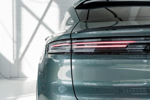 Porsche CAYENNE Coupé E-Hybrid l PTS Malachite Green l Porsche Exclusive interieur
