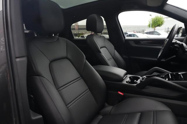 Porsche CAYENNE Coupé 3.0 S E-Hybrid | 520PK | Pano | SportChrono | HUD | 360° Camera Porsche Cayenne S E-Hybrid Coupé | 3.0 V6 Turbo Plug-in Hybrid | 520 PK | 750 Nm | 0-100 km/u 4,7 sec. | 263 km/u | 4WD | 8-traps Tiptronic S | 77-82 km elektrisch bereik