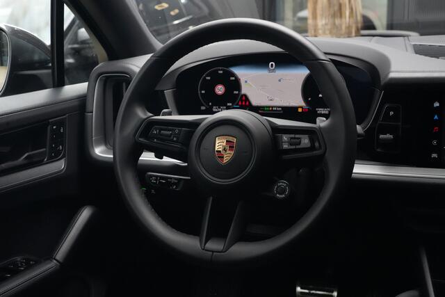 Porsche CAYENNE Coupé 3.0 S E-Hybrid | 520PK | Pano | SportChrono | HUD | 360° Camera Porsche Cayenne S E-Hybrid Coupé | 3.0 V6 Turbo Plug-in Hybrid | 520 PK | 750 Nm | 0-100 km/u 4,7 sec. | 263 km/u | 4WD | 8-traps Tiptronic S | 77-82 km elektrisch bereik