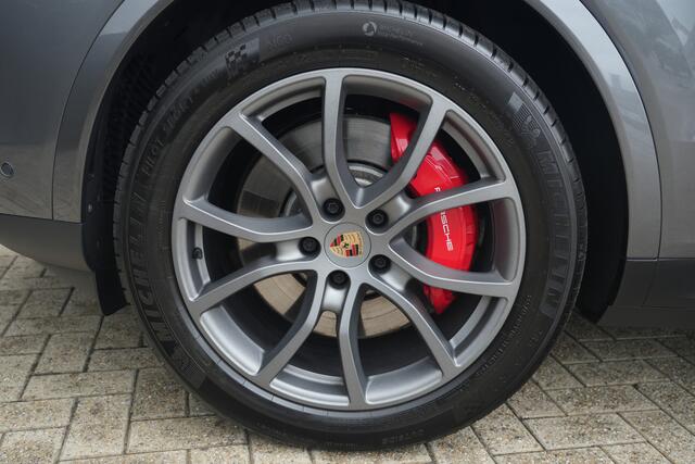 Porsche CAYENNE Coupé 3.0 S E-Hybrid | 520PK | Pano | SportChrono | HUD | 360° Camera Porsche Cayenne S E-Hybrid Coupé | 3.0 V6 Turbo Plug-in Hybrid | 520 PK | 750 Nm | 0-100 km/u 4,7 sec. | 263 km/u | 4WD | 8-traps Tiptronic S | 77-82 km elektrisch bereik