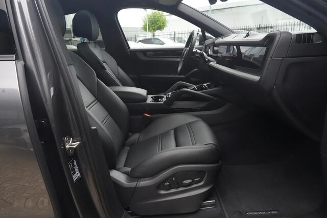 Porsche CAYENNE Coupé 3.0 S E-Hybrid | 520PK | Pano | SportChrono | HUD | 360° Camera Porsche Cayenne S E-Hybrid Coupé | 3.0 V6 Turbo Plug-in Hybrid | 520 PK | 750 Nm | 0-100 km/u 4,7 sec. | 263 km/u | 4WD | 8-traps Tiptronic S | 77-82 km elektrisch bereik