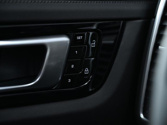 Porsche CAYENNE 3.0 | Panoramadak | Achterasbesturing | Dealeronderhouden | 360 Camera | Luchtvering | Adaptive Cruise | Stoelverwarming V+A | Memory seat | Trekhaak |