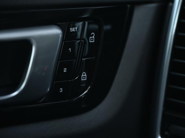 Porsche CAYENNE Coupé 3.0 E-Hybrid | Sport Design | NL-Auto | Carbon Dak | Alcantara Hemel | Carbon Interieur | Luchtvering | Camera | Stuur- Stoelverwarming | Memory Seat | Soft Close | HIFI | Trekhaak |