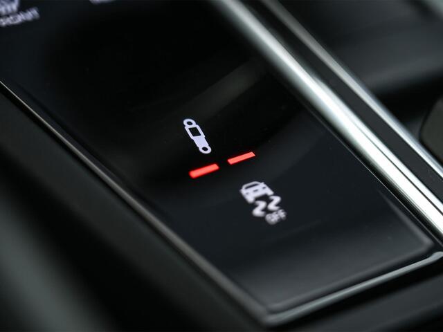 Porsche CAYENNE Coupé 3.0 E-Hybrid | Sport Design | NL-Auto | Carbon Dak | Alcantara Hemel | Carbon Interieur | Luchtvering | Camera | Stuur- Stoelverwarming | Memory Seat | Soft Close | HIFI | Trekhaak |