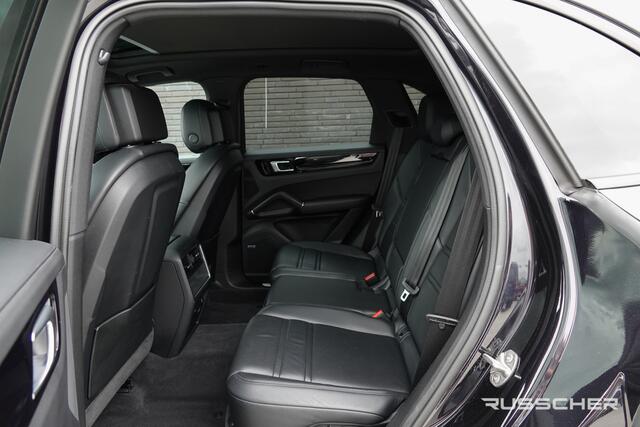 Porsche CAYENNE 3.0 E-Hybrid 462Pk | Tech Art | Sport-Design Pakket | Akrapovic | Luchtvering | Panoramadak | 360° Camera | 22''