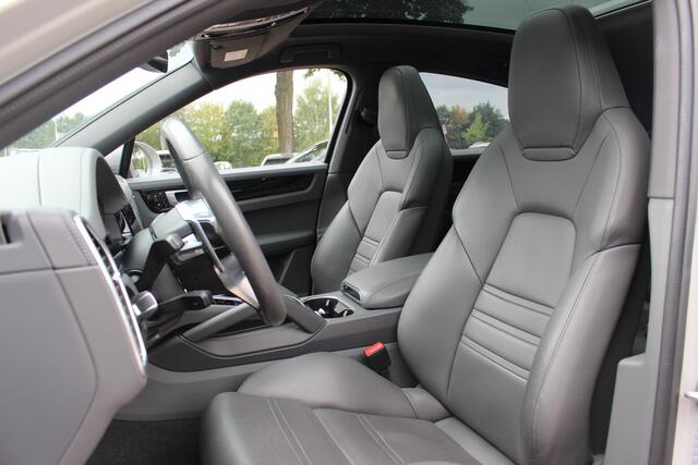 Porsche CAYENNE Coupé 3.0 E-Hybrid / Trekhaak / Panoramadak / 360Camera / Keyless / 21'' / Softclose / Luchtvering / Bose / Sportdesign+Chrono / Stoel+Stuurverwarming / Dodehoek / DAB / ACC – foto 4