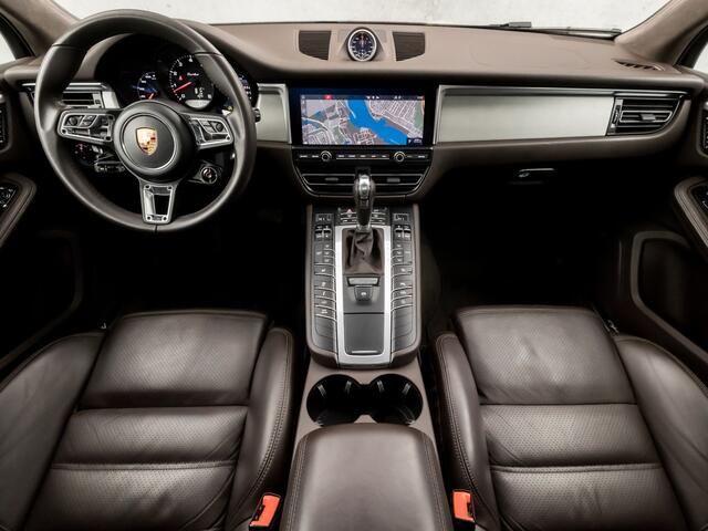 Porsche MACAN 2.9 Turbo SportDesign 441Pk (1e EIGENAAR, ORG. NL, PANORAMADAK, APPLE CARPLAY, SPORT CHRONO PAKKET, ALCANTARA HEMEL, SPORT UITLAAT, KERAMISCHE REMMEN, ALARM KLASSE 5, CAMERA, DEALER ONDERHOUDEN, NIEUWSTAAT)