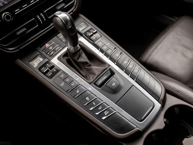 Porsche MACAN 2.9 Turbo SportDesign 441Pk (1e EIGENAAR, ORG. NL, PANORAMADAK, APPLE CARPLAY, SPORT CHRONO PAKKET, ALCANTARA HEMEL, SPORT UITLAAT, KERAMISCHE REMMEN, ALARM KLASSE 5, CAMERA, DEALER ONDERHOUDEN, NIEUWSTAAT)