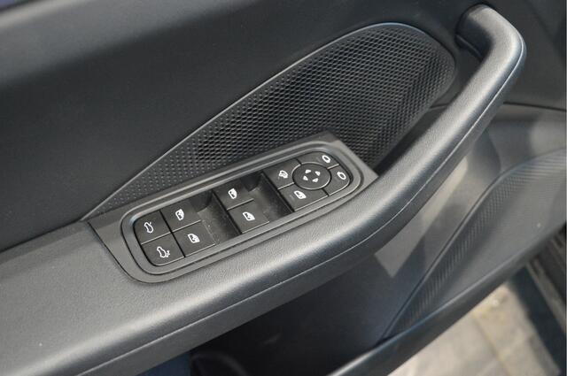 Porsche MACAN 4 100 kWh navi pano camera led pdc cruise 21 inch !!