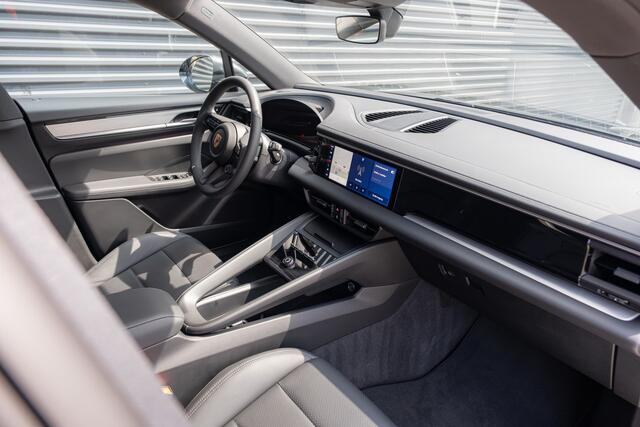 Porsche MACAN Electric Luchtvering/ Panoramadak / BOSE® / NP ¤ 106.000
