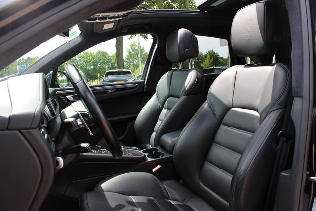 Porsche MACAN 2.9 Turbo / Panoramadak / 360Camera / Adaptieve Stoelen / Luchtvering / Matrix LED / Sportuitlaat / 21'' / Sportchrono / Dodehoek / CarPlay / Stoel+Stuurverwarming / Dodehoek / DAB / ACC