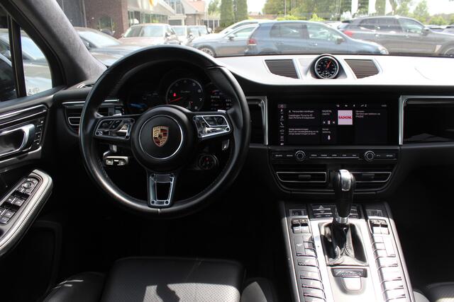 Porsche MACAN 2.9 Turbo / Panoramadak / 360Camera / Adaptieve Stoelen / Luchtvering / Matrix LED / Sportuitlaat / 21'' / Sportchrono / Dodehoek / CarPlay / Stoel+Stuurverwarming / Dodehoek / DAB / ACC