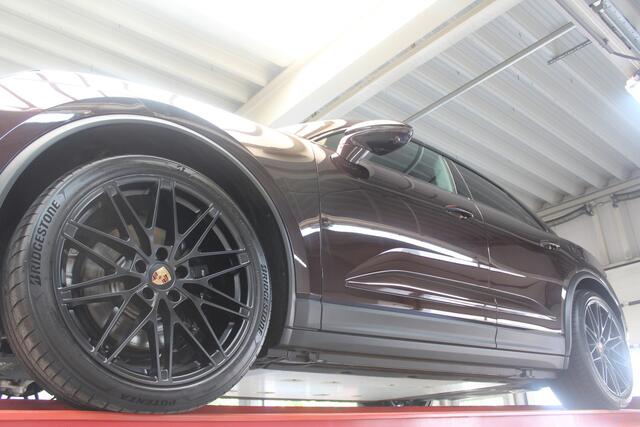 Porsche MACAN 4S "Copper Ruby Metallic" PRICE INCL. VAT! "Copper Ruby Metallic" over the optional leatherpackage in black, Well-equipped with options such as a panoramic roof and RS Spyder Design wheels,"Complete Porsche dealer history since new", 1 owner- Dealer quality condition,Electric cars just aren't for us - but this is a pretty cool car (and faster than our Countach),"In 40 years this will be a classic Porsche - How remarkable"