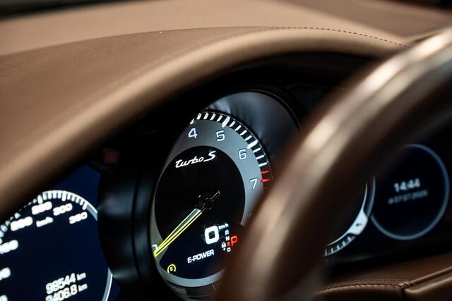 Porsche PANAMERA Sport Turismo 4.0 Turbo S E-Hybrid *Keramisch / Stoelventilatie / Vierwiel-besturing / Panorama / BOSE / Sport-uitlaatsysteem*