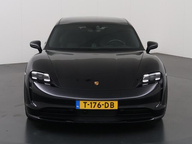 Porsche Taycan Cross Turismo 4 93 kWh | SOH 95% | Stoel/Stuurverwarming | Panoramadak | Sport-Chrono | Warmtepomp | PESS | Bose Audio | Camera | PASM | Rijassistent-Systeem | DAB | Adaptieve Cruise Control | Adaptieve Sportstoelen + 18-Wegs Memory |