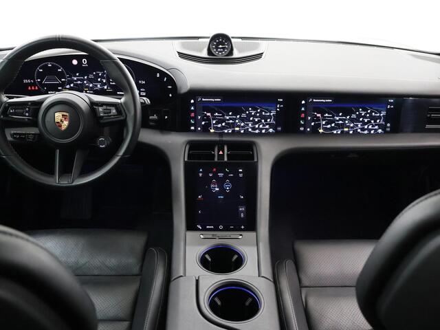 Porsche Taycan Cross Turismo 4 93 kWh | SOH 95% | Stoel/Stuurverwarming | Panoramadak | Sport-Chrono | Warmtepomp | PESS | Bose Audio | Camera | PASM | Rijassistent-Systeem | DAB | Adaptieve Cruise Control | Adaptieve Sportstoelen + 18-Wegs Memory |