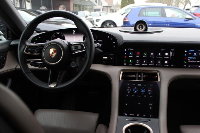 Porsche Taycan Cross Turismo 4 93 kWh / NL Auto! / NIEUWSTAAT! / Panoramadak / 360Camera / Passenger Display / Achterasbesturing / Matrix LED / 21'' / Adaptieve Stoelen / Luchtvering / Stoelventilatie / Dodehoek / Stuurverwarming