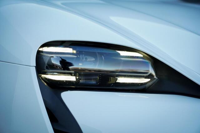 Porsche Taycan Performance 84 kWh / Pano / Warmtepomp / Bose / Luchtvering / 21''